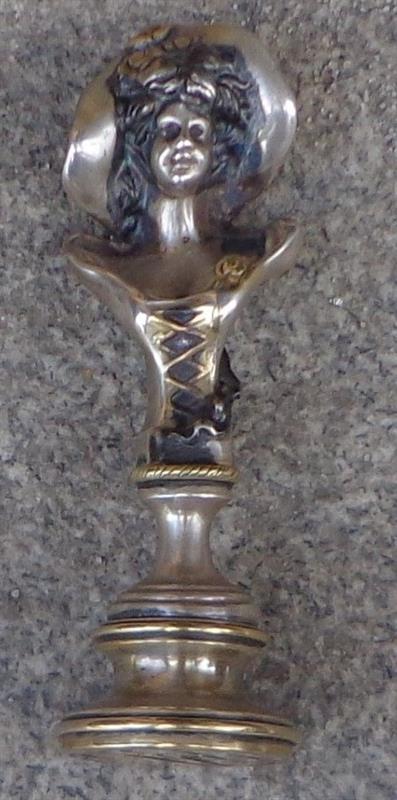 Stříbrné pečetítko s dámou v klobouku