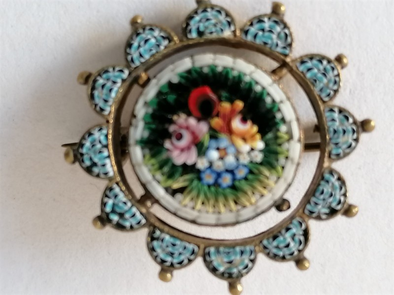 Brož se skleněnou mozaíkou