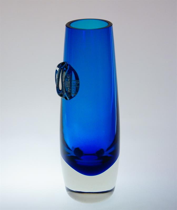 Váza barvy Večerní modř, kobaltové sklo s nálepem M.METELÁK