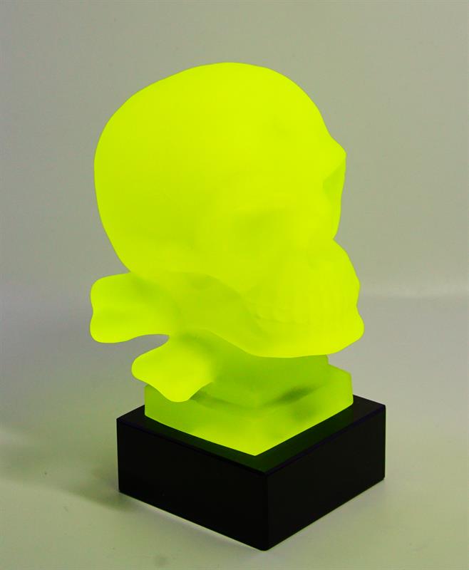 Skleněná plastika - Lebka z uranového skla, hyalitový sokl