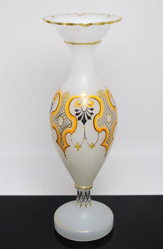 Váza z opálového skla s geometrickým dekorem z 19. století