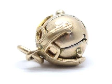 Zlatý přívěsek - sféra - se zednářskými symboly