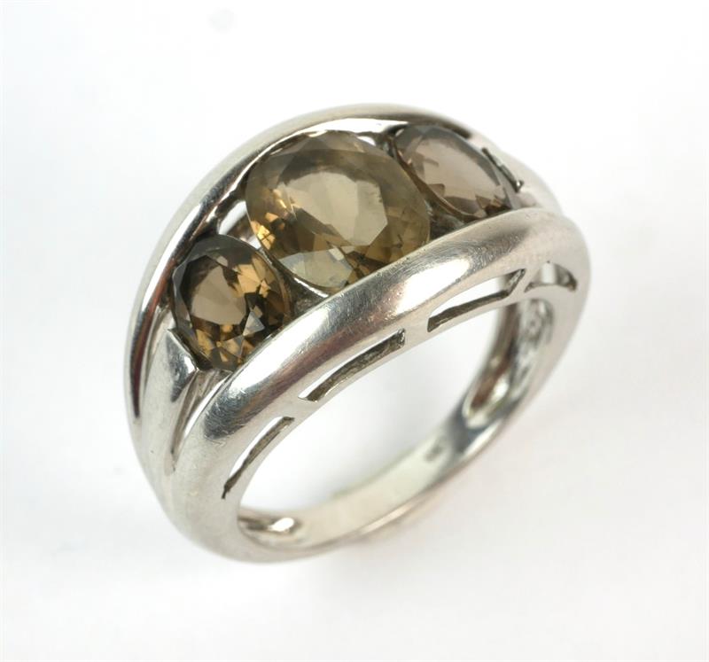 Stříbrný prsten se záhnědami
