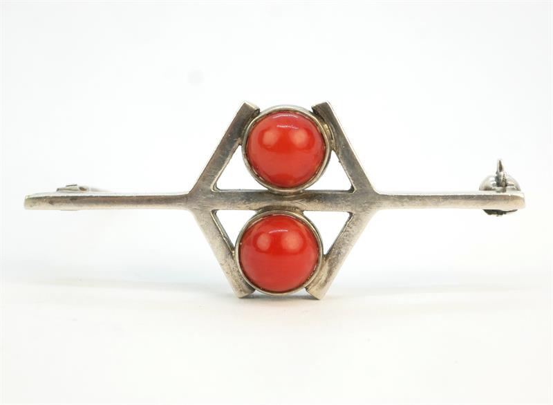 Stříbrná geometrická brož s korálem