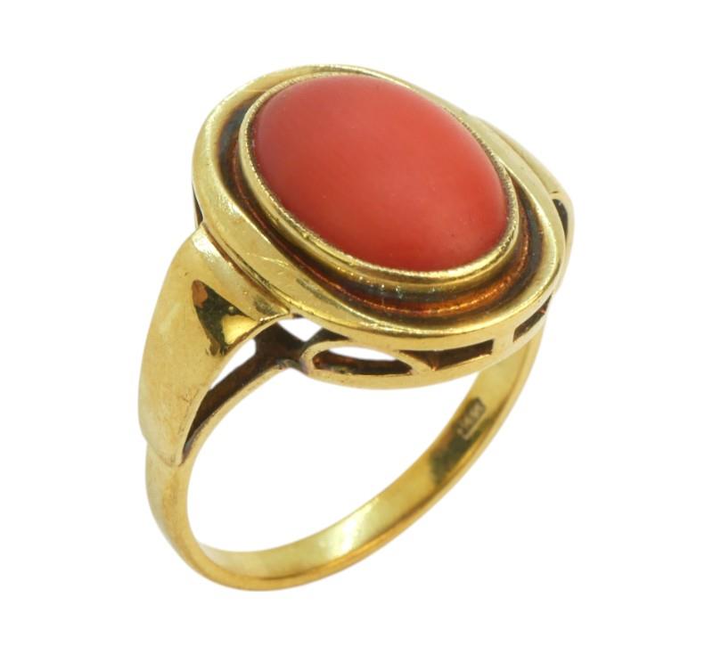 Zlatý prsten s korálem