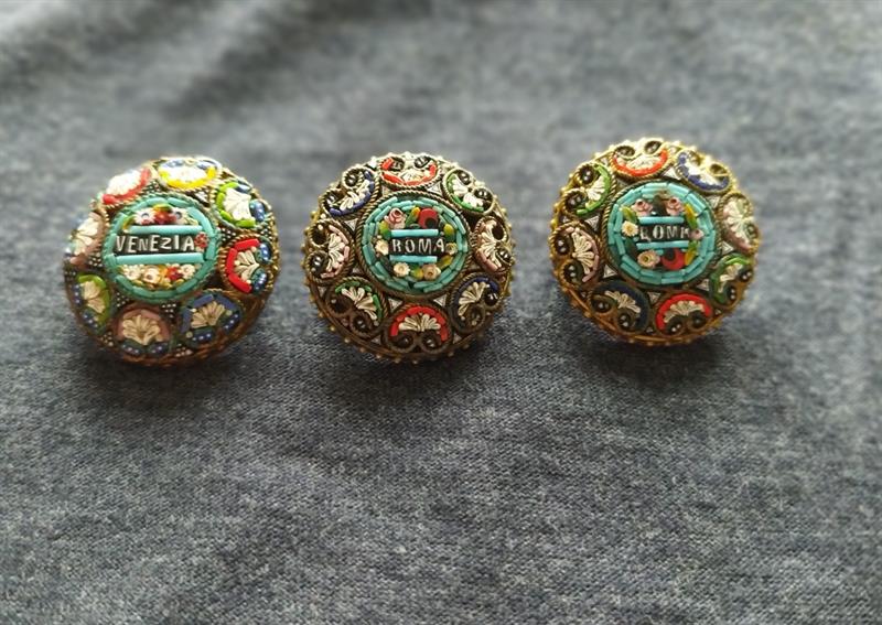 Tři brože s benátskou mozaikou