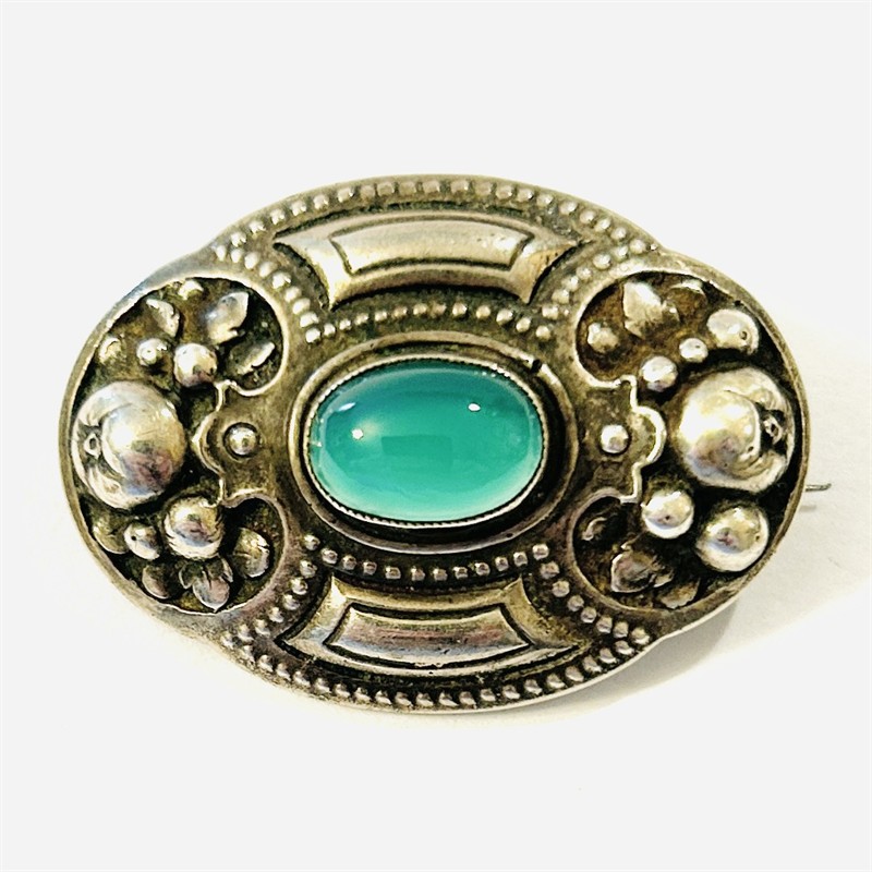 Stříbrná historizující brož s chryzoprasem