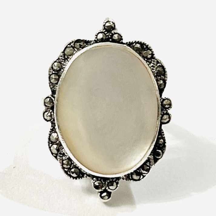 Stříbrný prsten s perletí a markazity