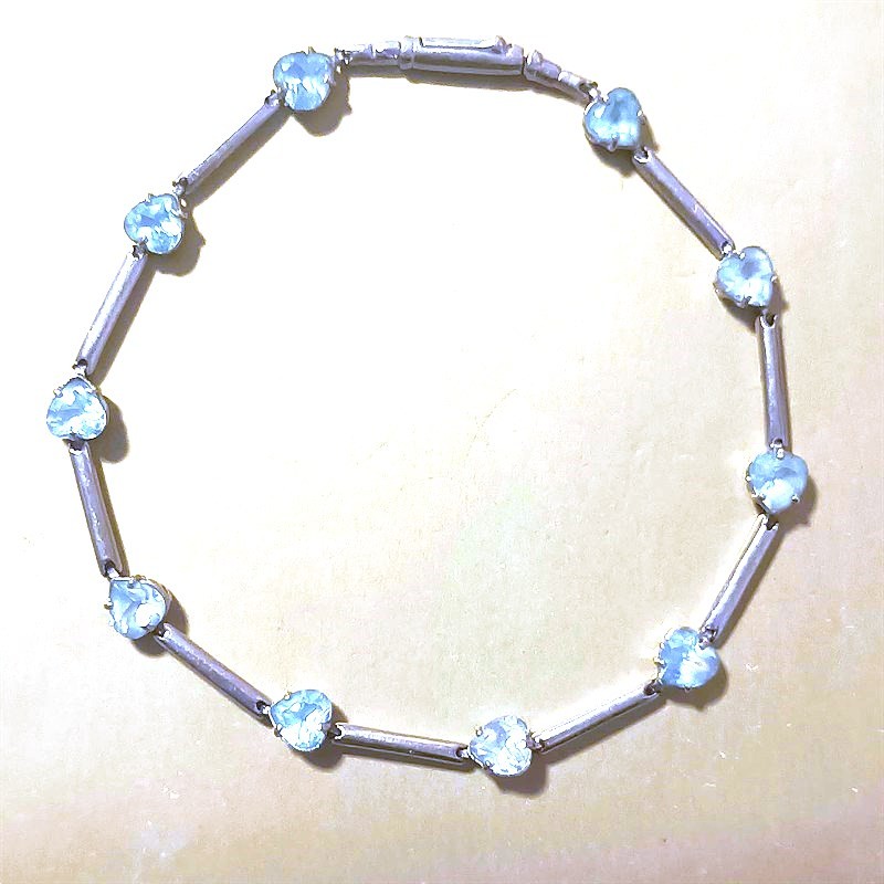 Zlatý náramek s modrými kameny - srdíčka