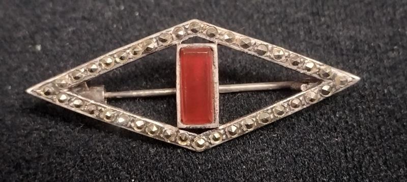 Art deco brož , stříbro a karneol