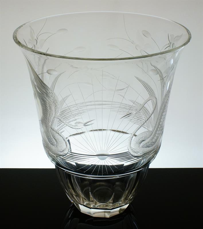 Luxusní bohatě rytá váza s motivem dvou labutí a motýlů