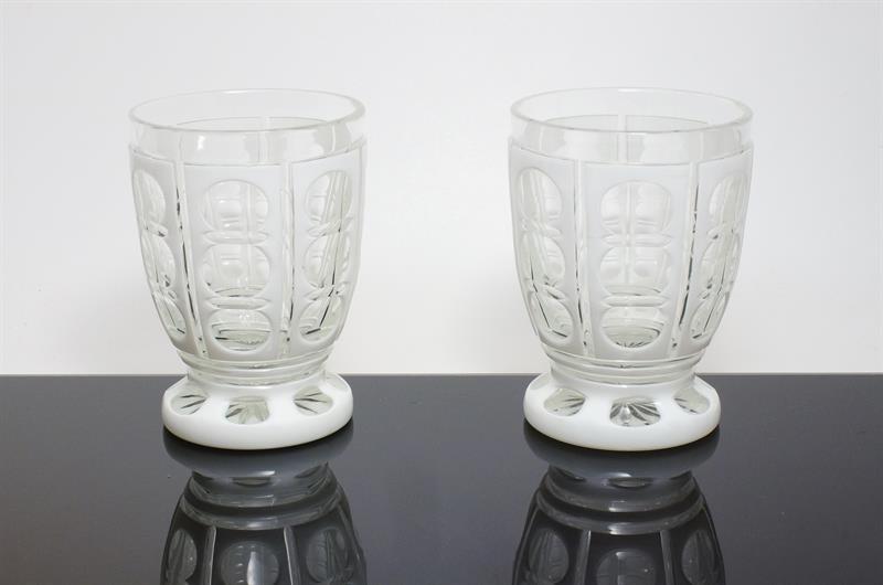 Pár bohatě probrušovaných sklenic z období Biedermeieru