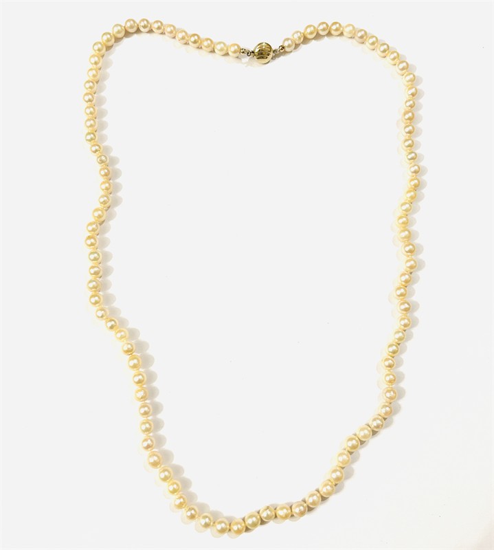 Perlový náhrdelník se zlatým zapínáním