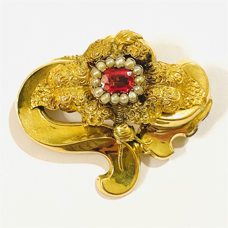 Zlatá biedermeierová brož s červeným kamenem a perlami