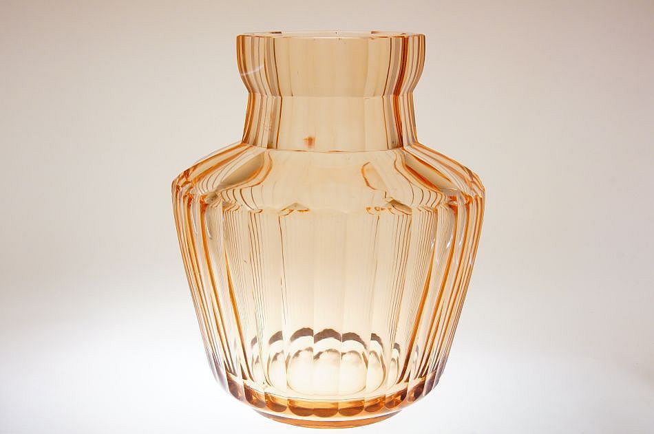 Luxusní broušená váza z rosalinového skla