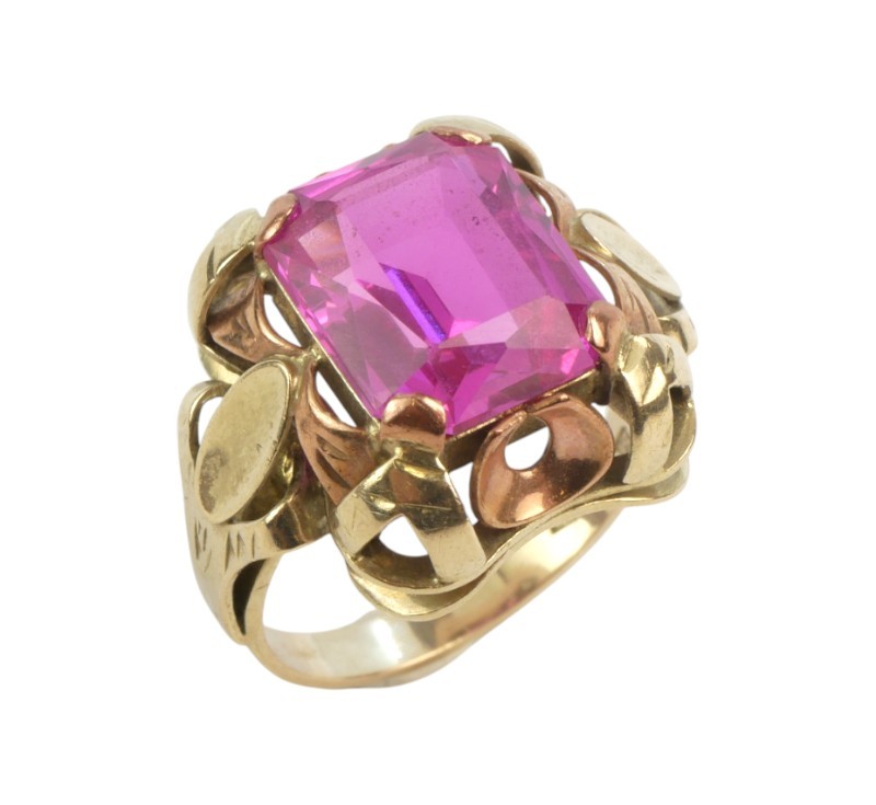Zlatý prsten s růžovým kamenem