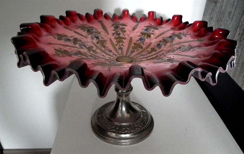 Nástolec - červené malované prolamované sklo.