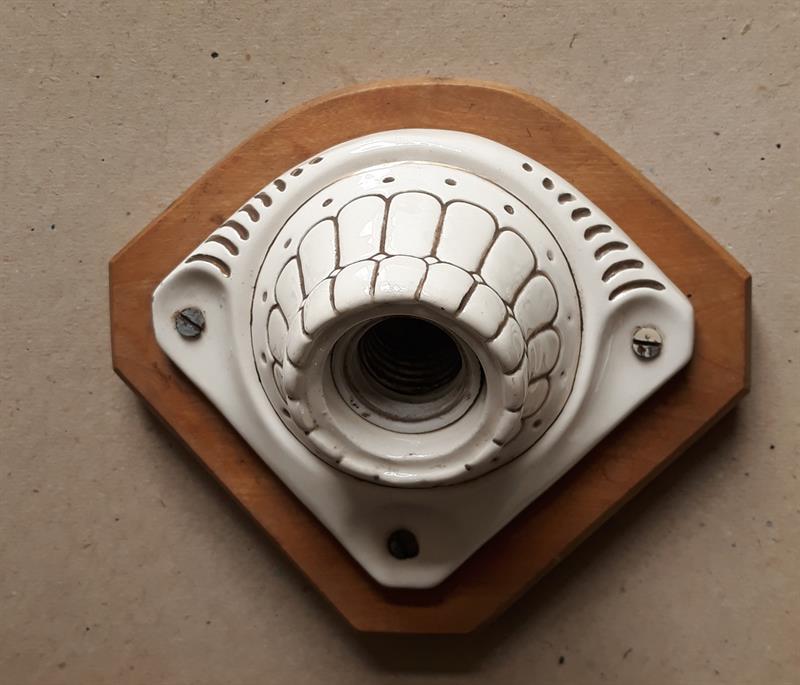 Kubistické svítidlo.