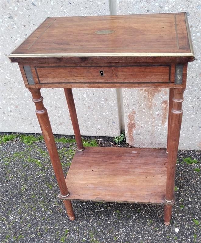 Toaleta vykládaná mosazí