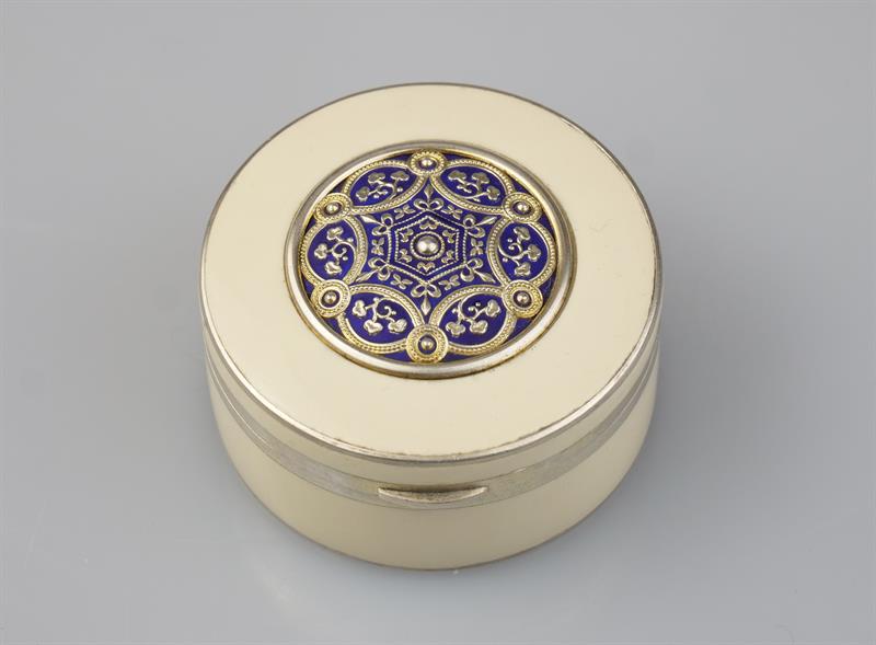 Stříbrná dózička