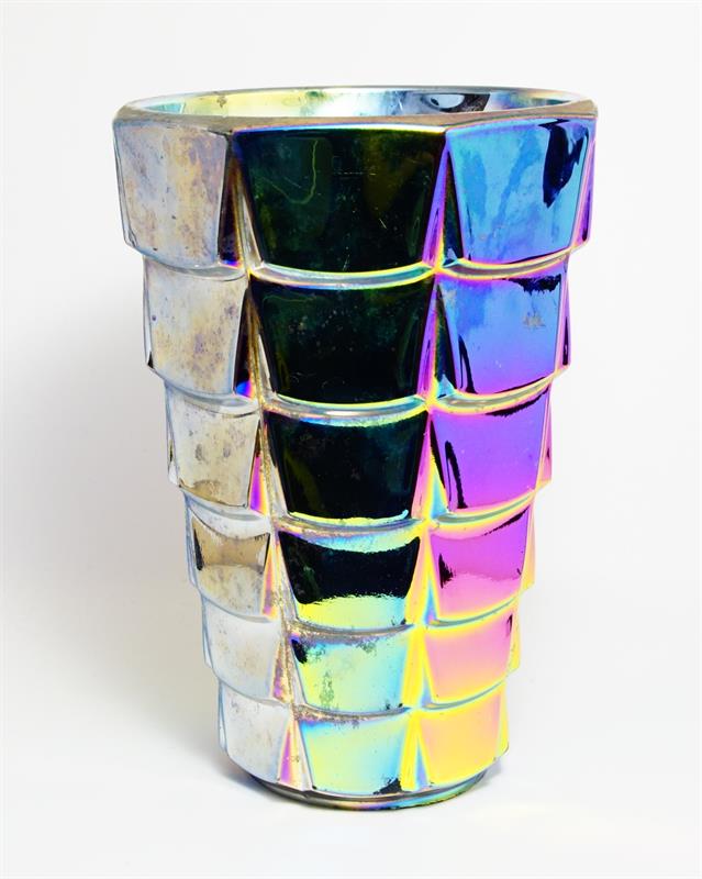 Váza z irisovaného lisovaného skla, sklárna J.INWALD