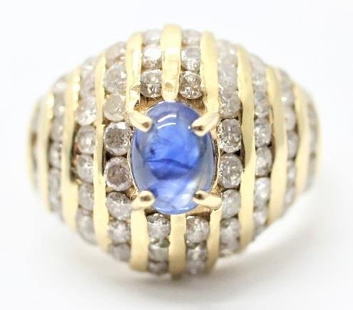 Zlatý prsten s diamanty a safírem