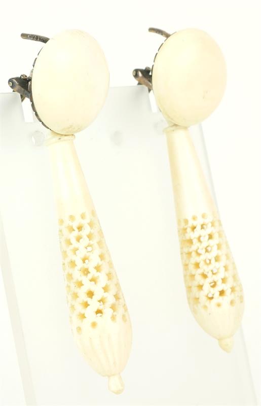 Stříbrné visací náušnice z kosti