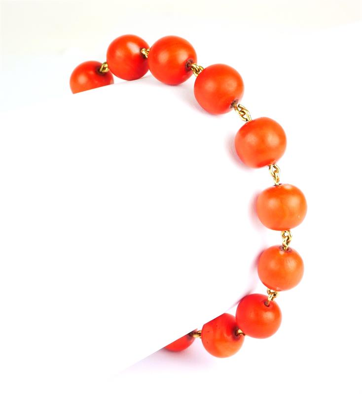 Zlatý náramek s korály