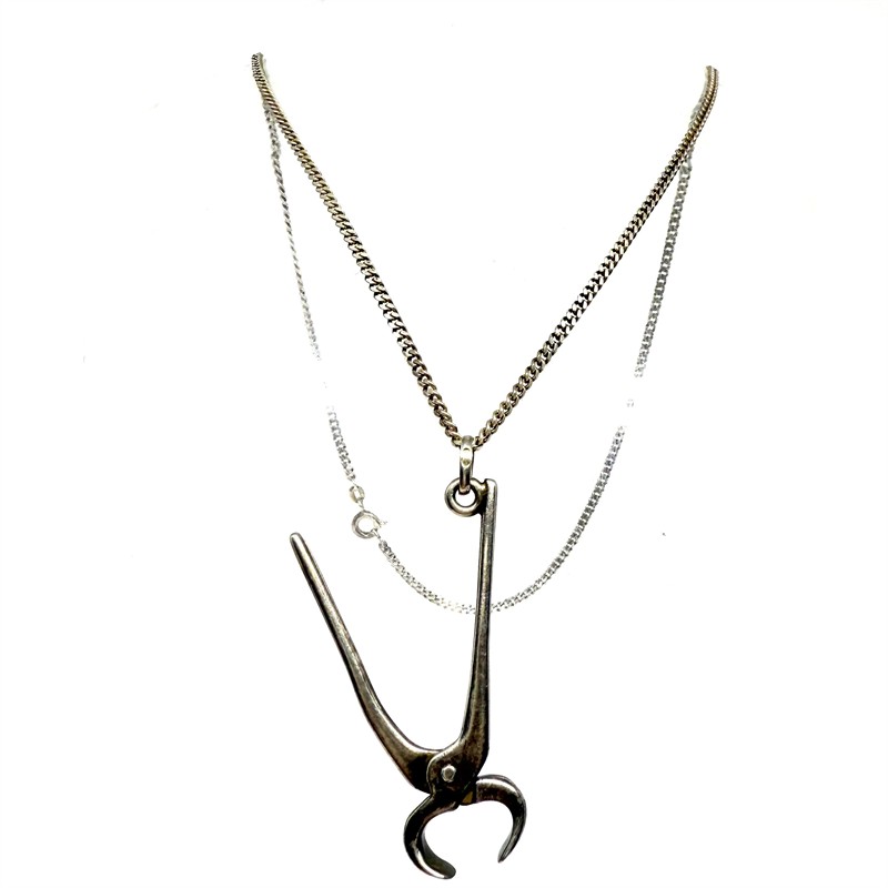 Stříbrný náhrdelník se závěsem - miniatura kleští