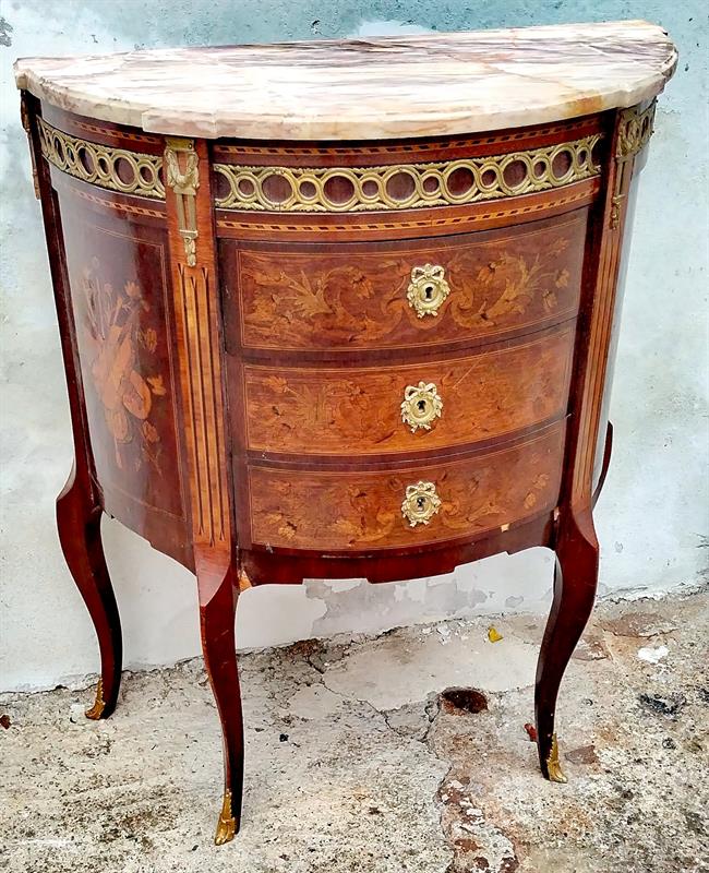 Intarzovaná komoda s mramorem