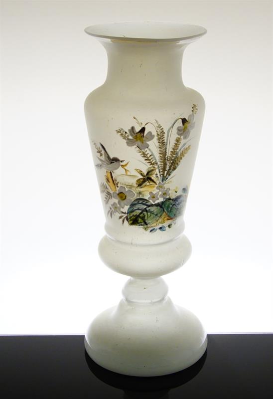 Váza opálové sklo, dekor ptáčka s květy sklárna Harrachov