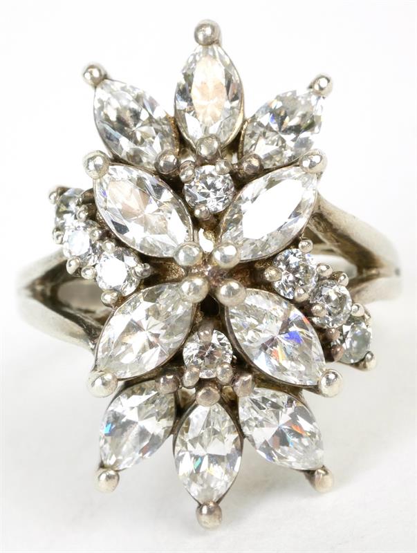 Stříbrný prsten s čirými kameny