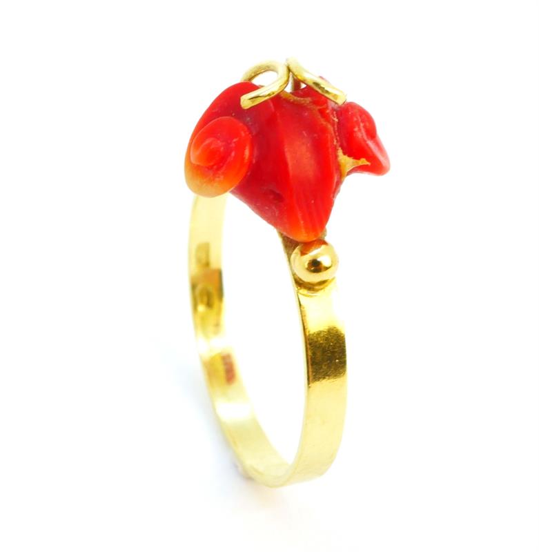 Zlatý prsten s korálem