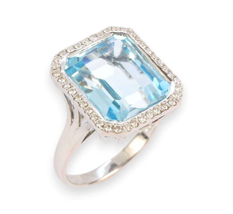 Zlatý prsten s topazem a diamanty