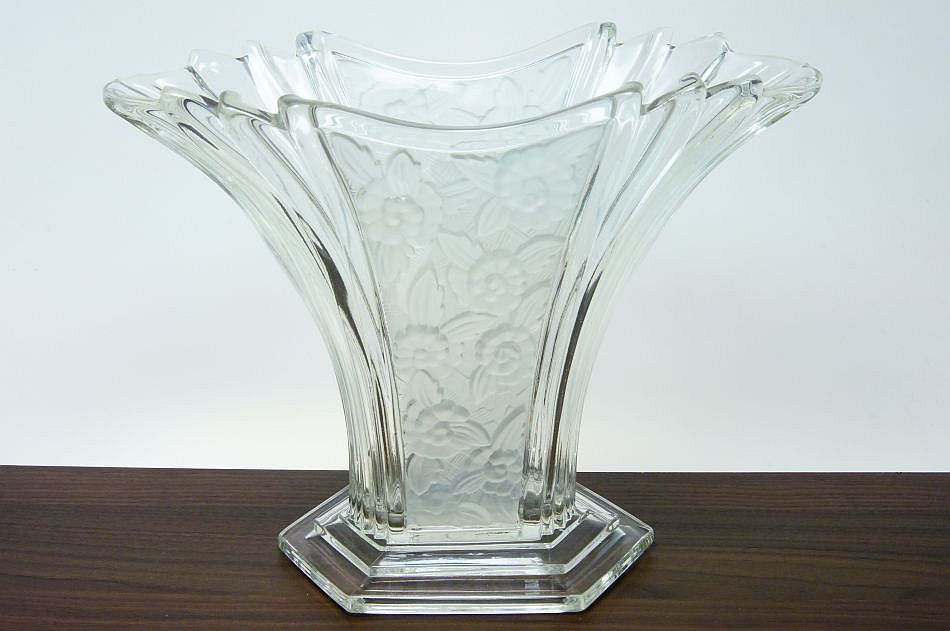 ART - DECO  váza s matovaným květinovým dekorem