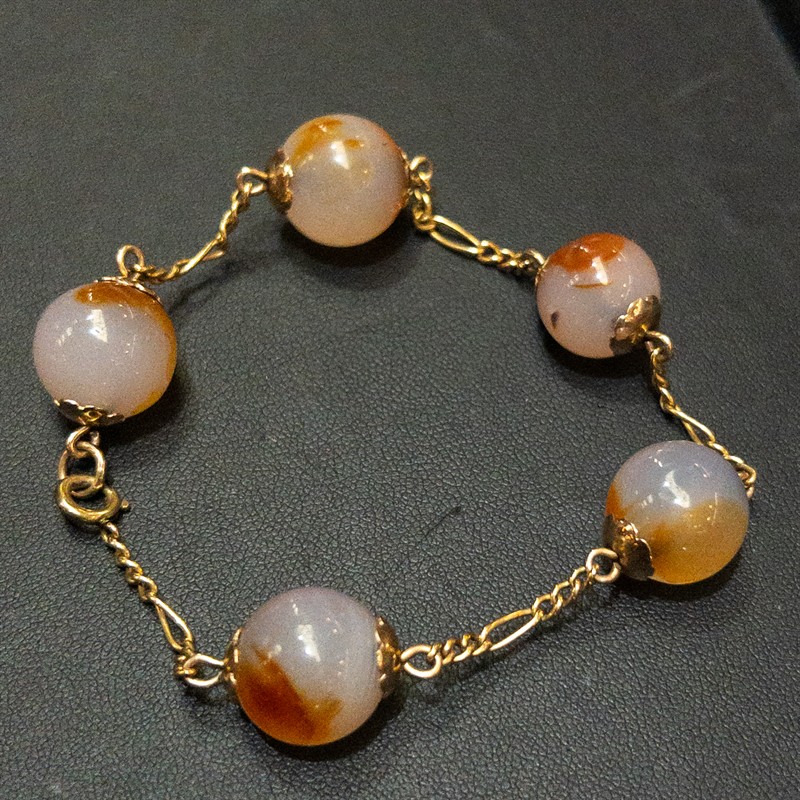 Zlatý náramek s acháty