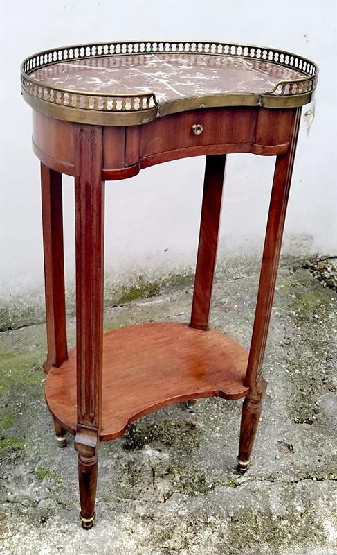 Stoleček s mramorem