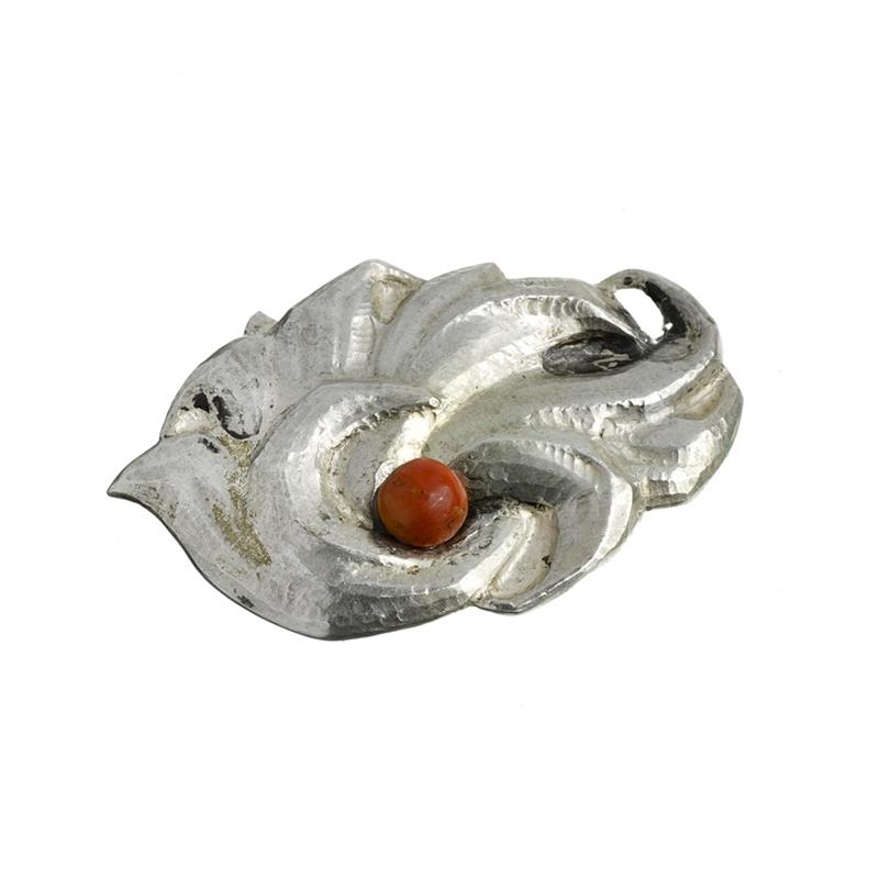 Stříbrná brož s korálem