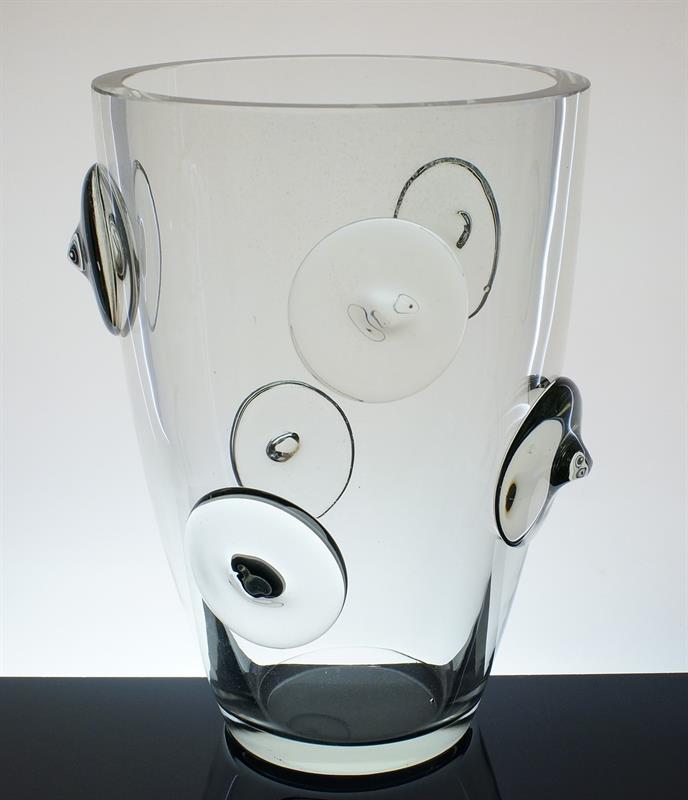 Čirá masivní váza z hutního skla s nálepy Ludvika SMRČKOVÁ