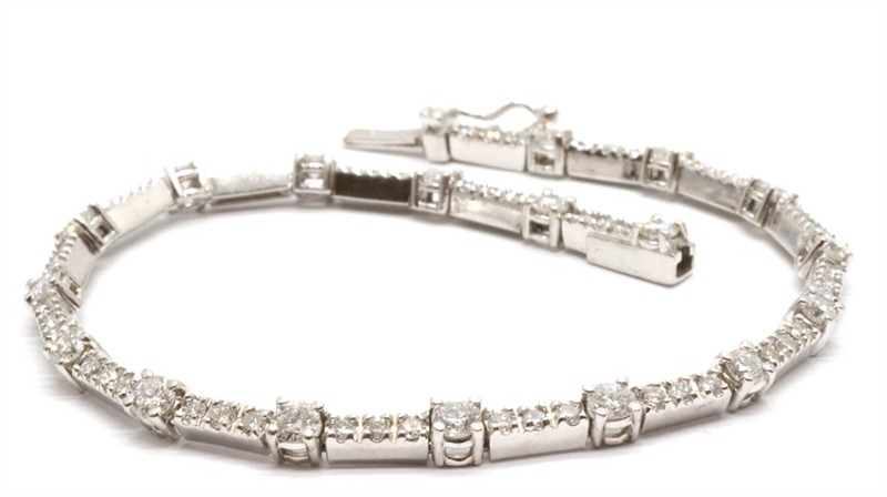 Zlatý náramek s diamanty