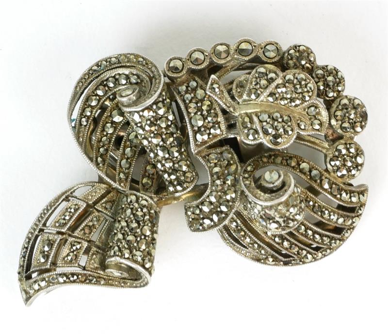 Stříbrná brož s markazity