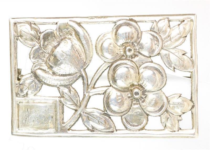 Stříbrná brož s květinovým motivem