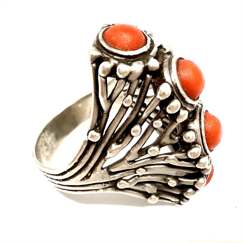 Originální stříbrný prsten s korály