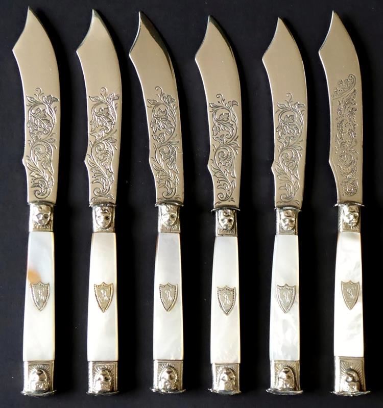 Postříbřené nožíky s perletí, maskarony, štítem s monograme