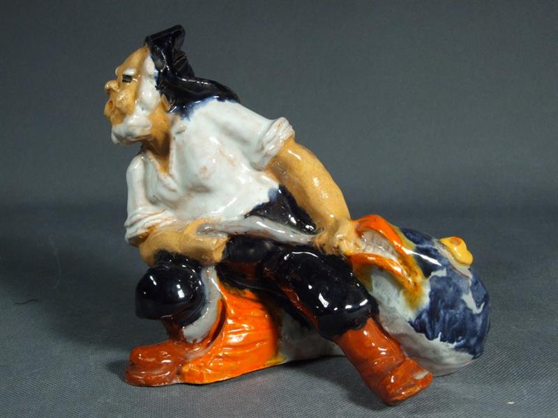 Rybář s rybou, Jan Kutálek , pálená hlína, 15×17cm