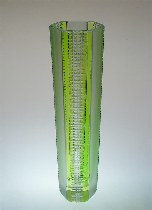 Vysoká váza probrušované vrstvené sklo s matovaným dekorem