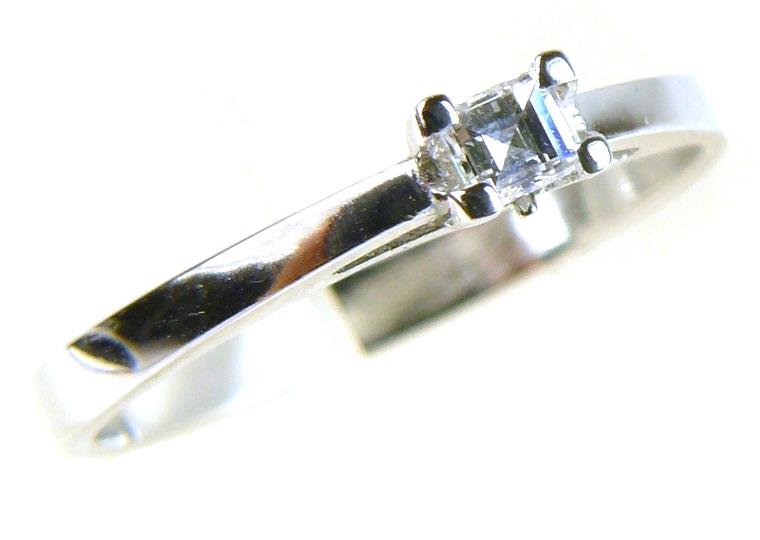 Zlatý prsten s briliantem