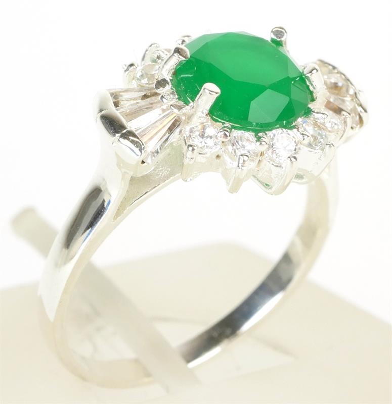 Stříbrný prsten s kamenem zelené barvy