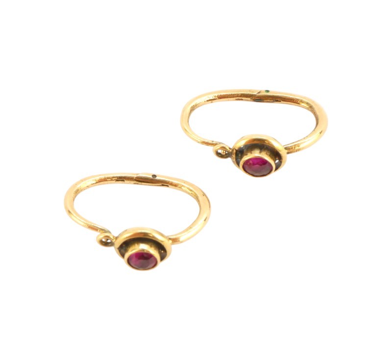 Zlaté náušnice s rubínky