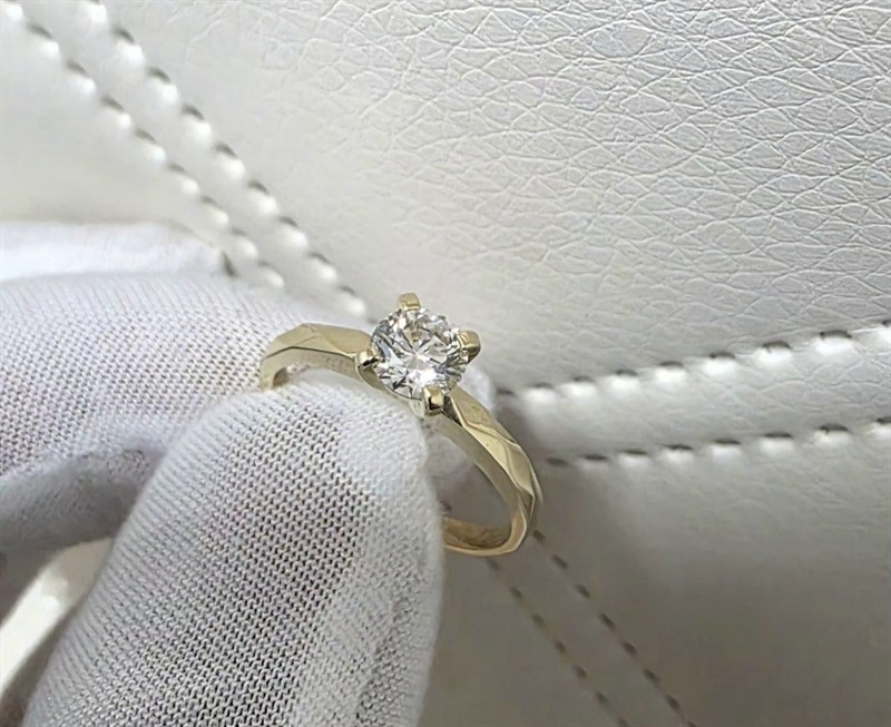Luxusný zlatý prsteň s 0,56 ct diamantom a GIA certif